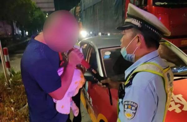 男子无证酒驾，怀里还抱着婴儿……