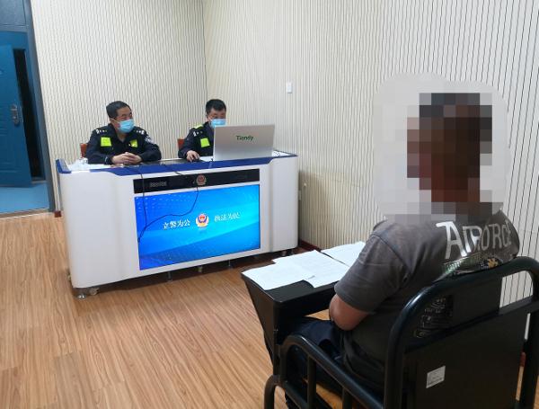 慌乱跑向后座 交警“我看着你表演”